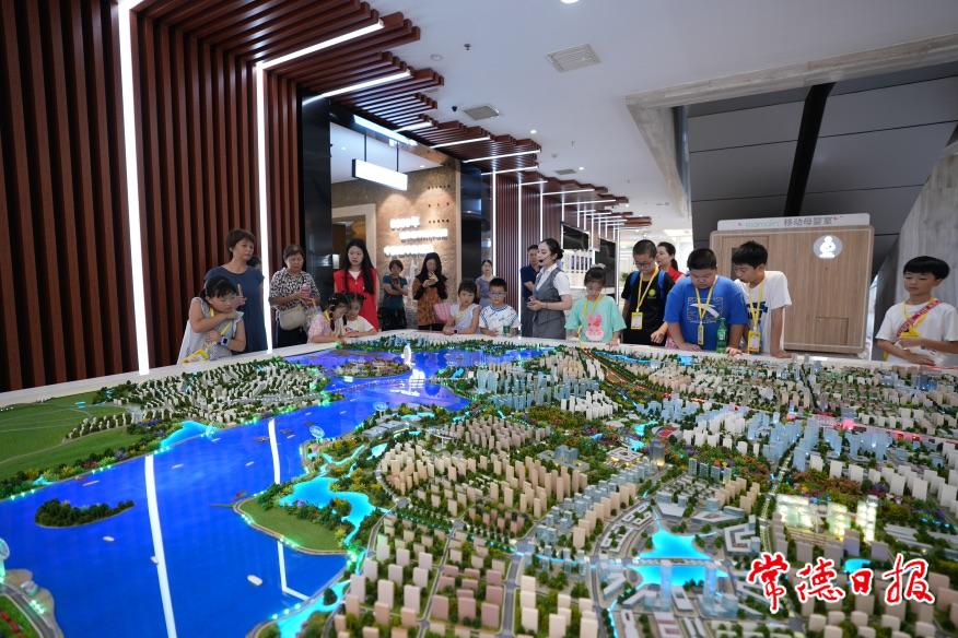 小朋友參觀常德市規(guī)劃展示館.jpg